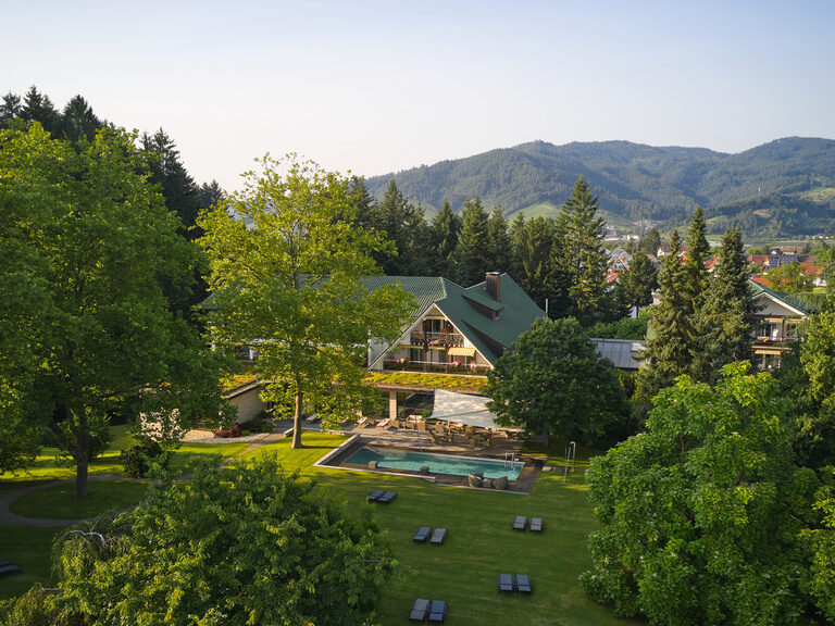 Der Luftblick auf das idyllisch gelegene Waldhotel Grüner Baum im mittleren Schwarzwald.