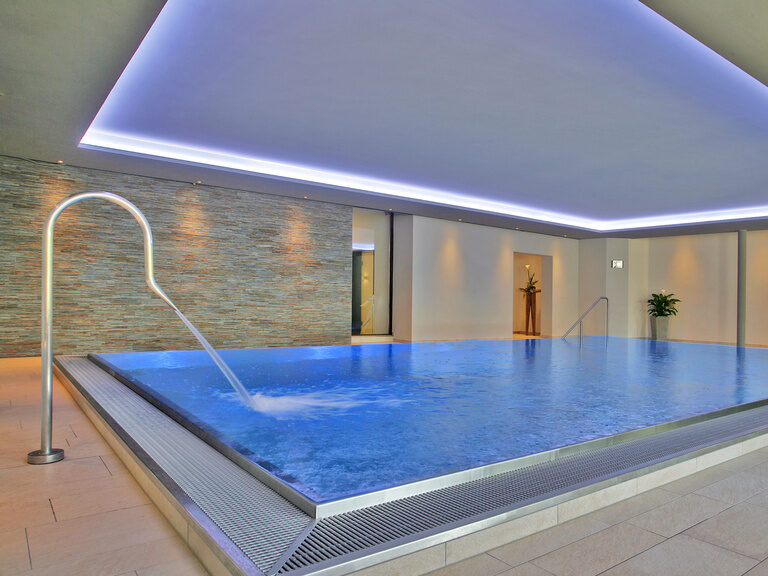 Der moderne Pool im Waldhotel Grüner Baum im mittleren Schwarzwald bietet genug Platz zum Baden