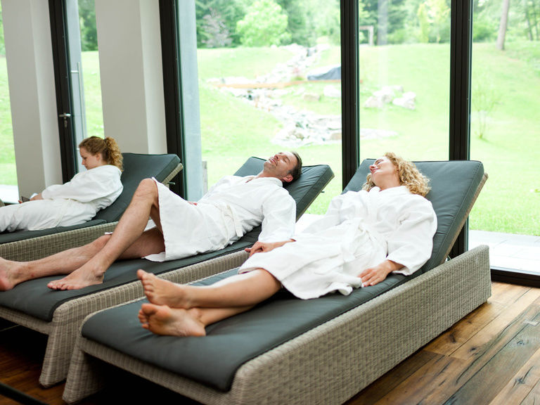 Ein gemütlicher Ruhebereich im Waldhotel Grüner Baum lädt zur Erholung ein.