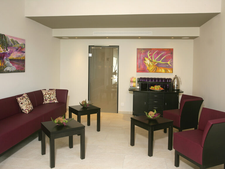 Ein stilvoll eingerichtetes Bistro mit zwei Sofas und einem Couchtisch.