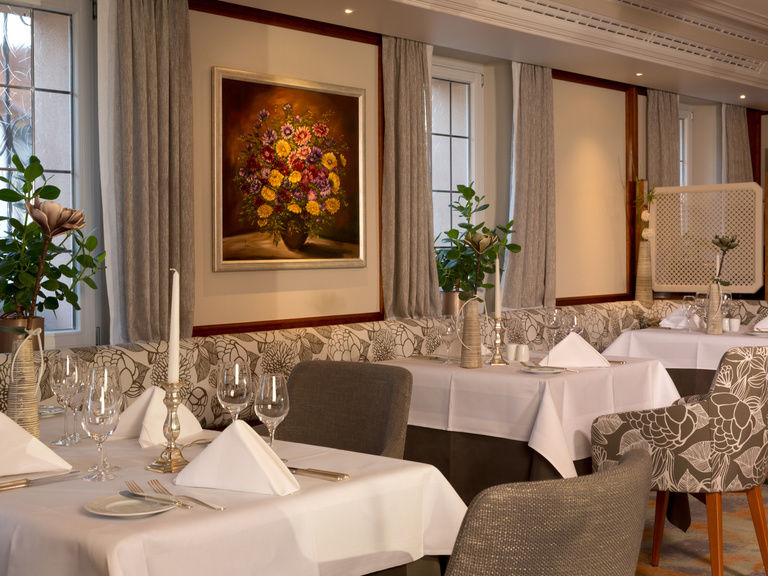 Ein stilvolles Restaurant mit eleganten Tischen und bequemen Stühlen im Wellness-Hotel im Schwarzwald.