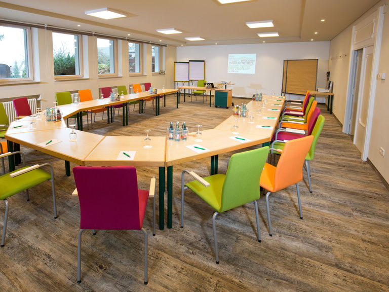 Ein Tagungsraum im Hotel bei Oberkirch bietet genügend Platz für ein ganzes Team.