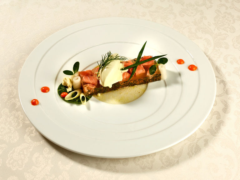 Eine stilvoll angerichtete Speise auf einem edlen Porzellangeschirr.