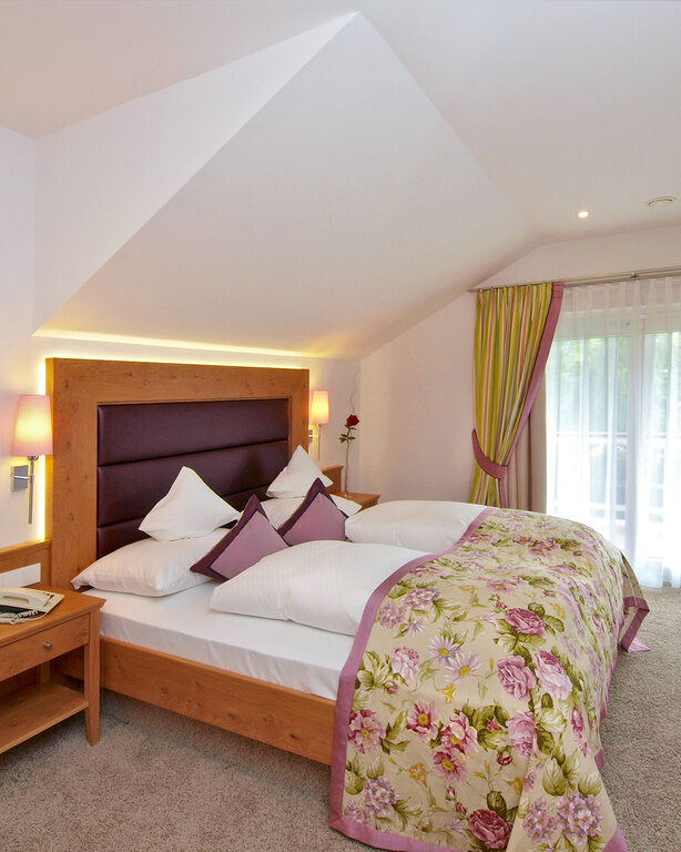 DiePanorama Suite ist schön aber schlicht mit einer Blumenbettwäsche und Vorhängen dekoriert und bietet unter anderem eine Flatscreen-TV.