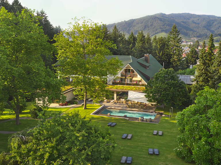 Aus der Vogelperspektive lässt sich das ganze Gelände des Waldhotels Grüner Baum im mittleren Schwarzwald erkennen