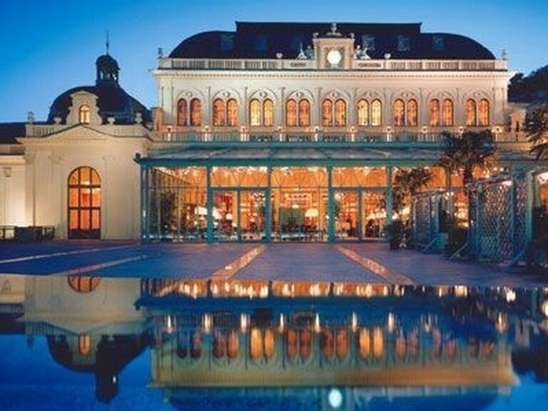 Die Fassade eines prunkvollen Casinos im mittleren Schwarzwald