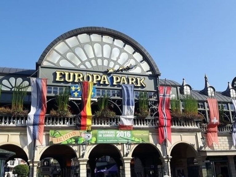 Der stilvolle Eingagn des Europa-Parks ist mit Flaggen verschiedener Nationen geschmückt.