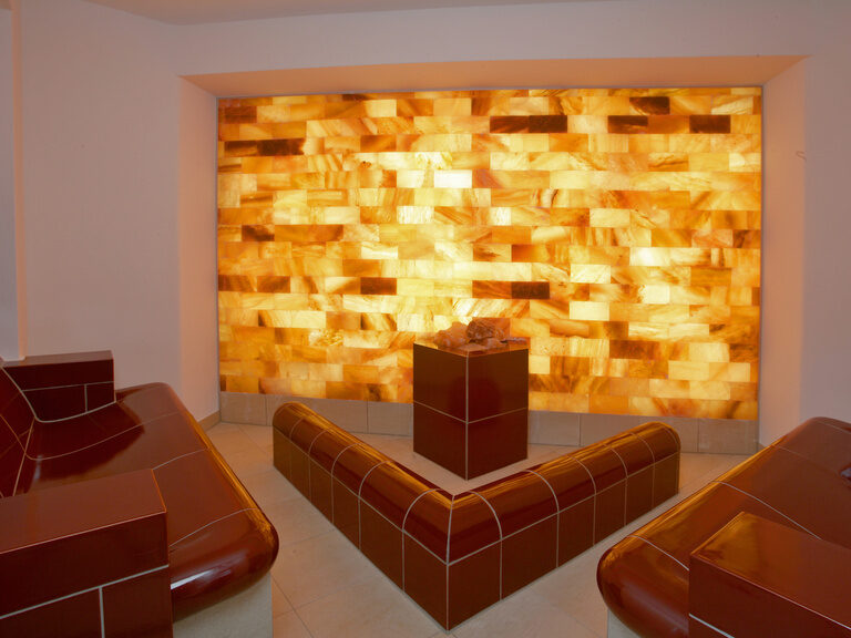 Das Tecaldarium des Wellnesshotels Grüner Baum im mittleren Schwarzwald ist stilvoll mit schwarzen Fliesen und einer großen Lichtquelle gebaut.