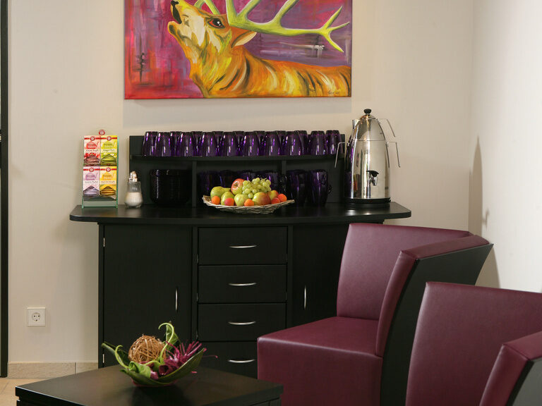 Das Wellness-Bistro im Waldhotel Grüner Baum ist mit schwarzen stilvollen Möbeln eingerichtet und bietet Platz zum Tee trinken und Essen.