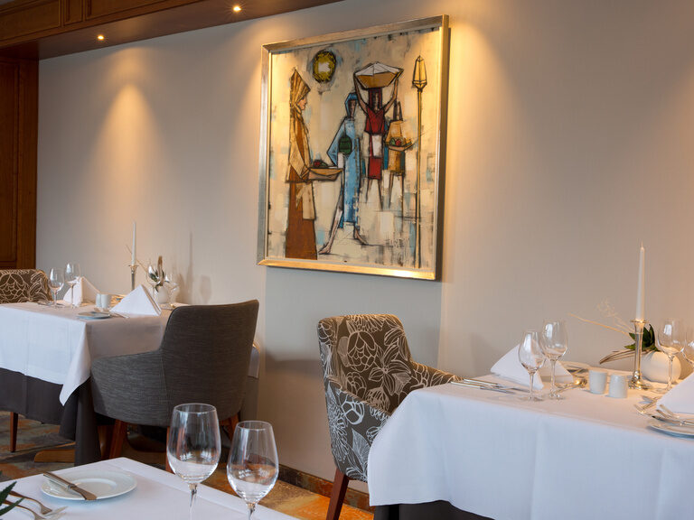 Ein elegant eingedeckter Tisch mit feinem Geschirr im Restaurant des Wellnesshotels Grüner Baum.