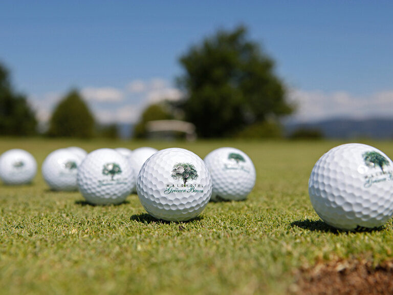 Eine Gruppe von Golfbällen liegt auf dem grünen Rasen eines Golfplatzes im Renchtal.