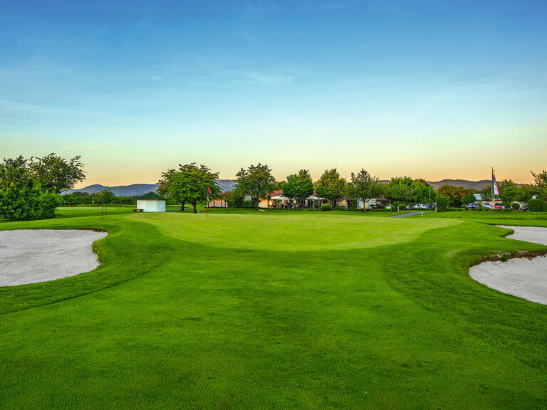 Der Platz des Golfclups Urloffen bei einem malerischen Sonnenaufgang.