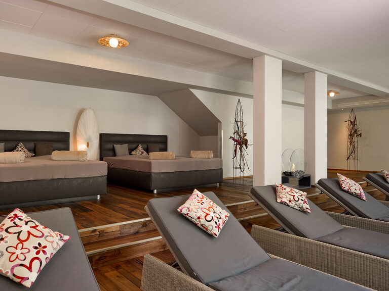 Der große Ruheraum mit Liegen und Betten zum entspannen in ihrem Wellnessurlaub.
