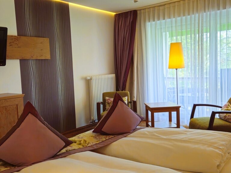 Eine geschmackvoll eingerichtete Studio Suite mit Doppelbett und TV.