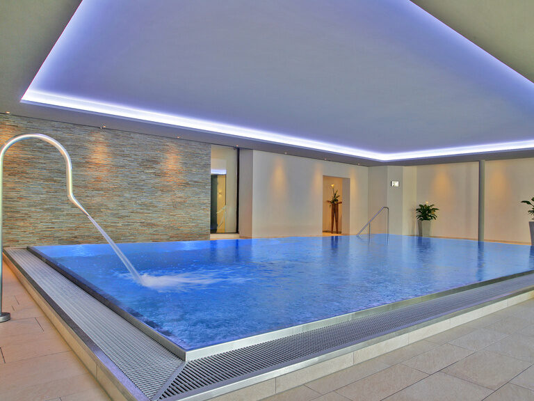 Ein großer Indoor Pool im Hotel für einen perfekten Wellnessurlaub