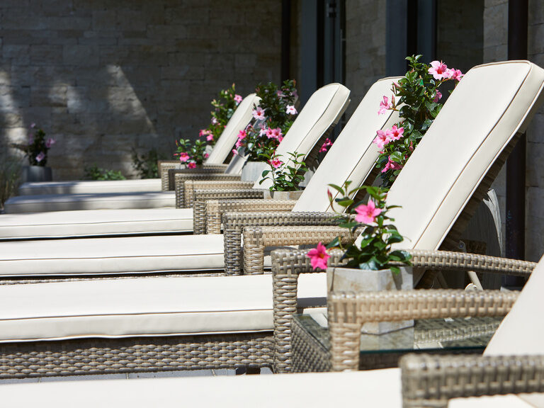 Eine Reihe aus Liegen bietet im Sommer den perfekten Ort zum Sonnen im Waldhotel Grüner Baum