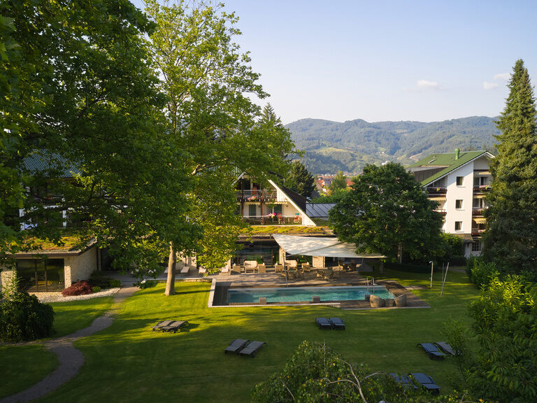 Der Luftblick auf das Waldhotel Grüner Baum unterstreicht das malerische Ambiente