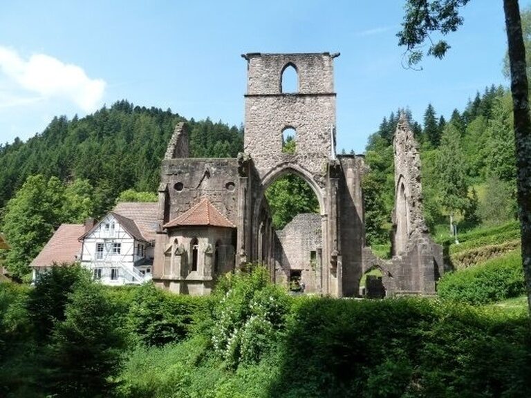 Die Ruine eines mittelalterlichen Klosters im mittleren Schwarzwald