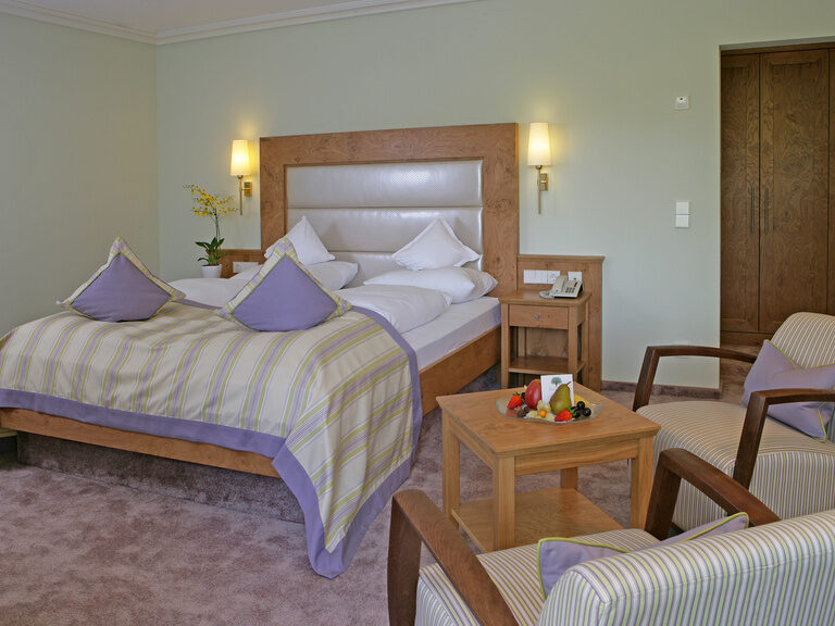 Ein elegantes Schlafzimmer mit bequemen Bett im modernen Hotelzimmer-Design.