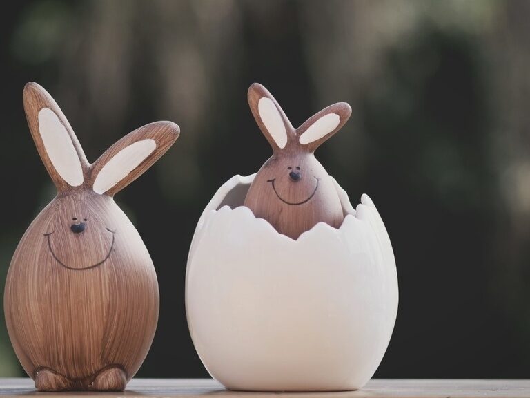 Ein stimmungsvolles Ostermotiv mit zwei dekorativen Eiern.