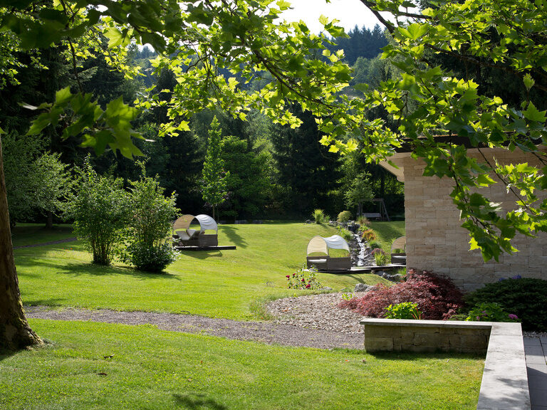 Der liebevoll gestaltete Garten des Waldhotels Grüner Baum ist perfekt für einen kleinen Morgenspaziergang.