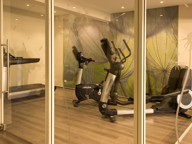 Im Fittnessraum des Waldhotels Grüner Baum findet man alle notwendigen Fittnessgeräte.