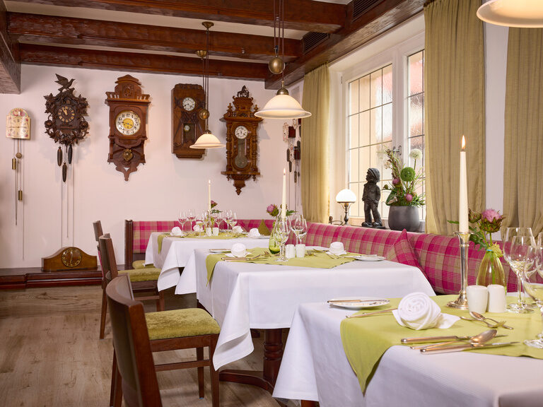 Ein elegant eingerichtetes Restaurant im Waldhotel Grüner Baum.