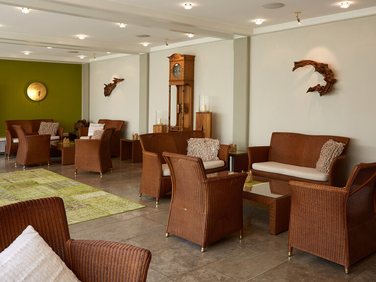 Das geschmackvoll eingerichtete Restaurant im Designer-Stil mit bequemen Möbeln und stimmungsvollem Licht im Hotel Grüner Baum.