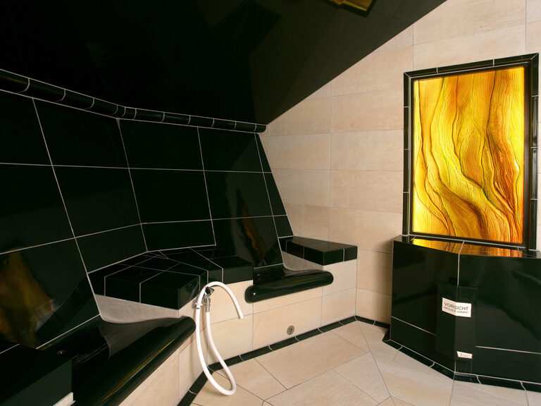 Das Dampfbad im Wellnesshotel Grüner Baum wurde schlicht in schwarzen und weißen Fließen gebaut um eine neutrale Umgebung zu erzeugen.