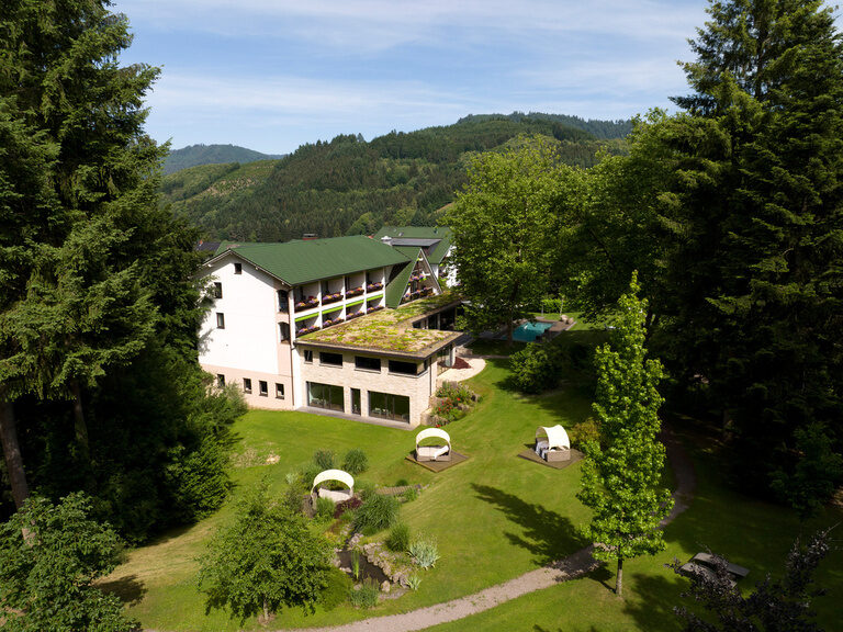 Ein perfekt geschossenes Drohnenfoto zeigt das Wellnesshotel umgeben von der malerischen Natur des Schwarzwaldes