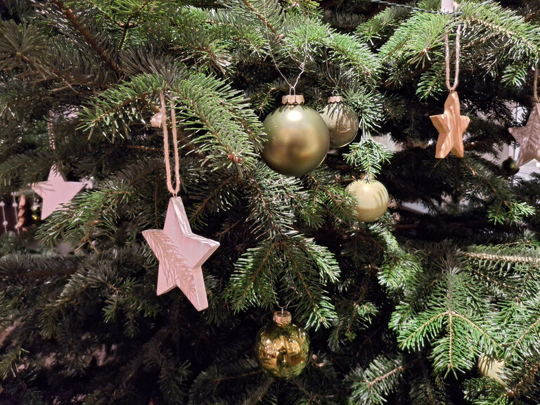 Ein festlich geschmückter Weihnachtsbaum mit glänzenden Ornamenten im Schwarzwald