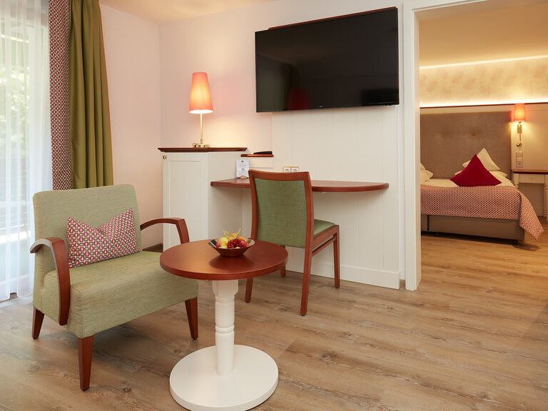 Im Deluxezimmer des Wellnesshotels kann man auf einem großen Flachbildfernseher seine Lieblingsfilme auf einem weichen Sessel gucken und auf dem kleinen Schreibtisch die wichtigsten Arbeiten erledigen