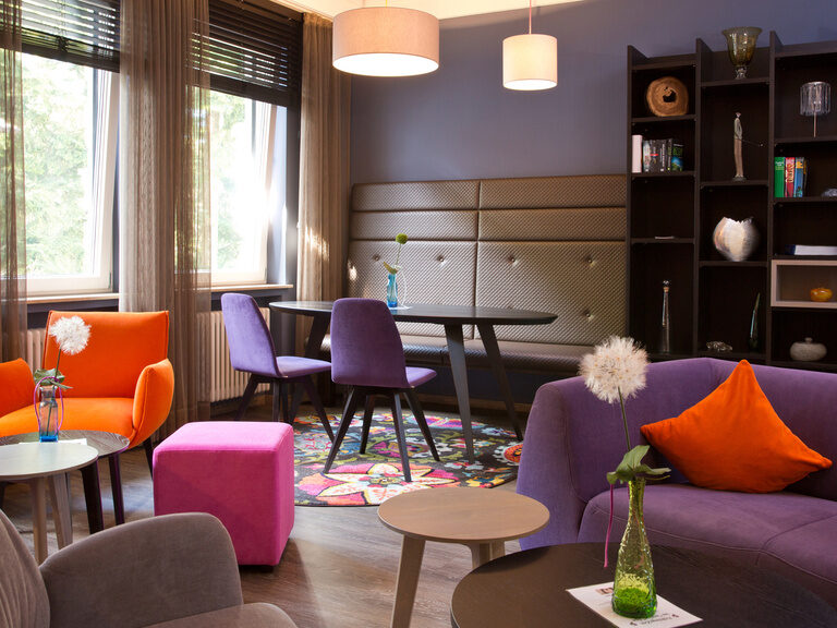 Ein warmer Aufenthaltsbereich im Wohnzimmerstil im Waldhotel Grüner Baum.