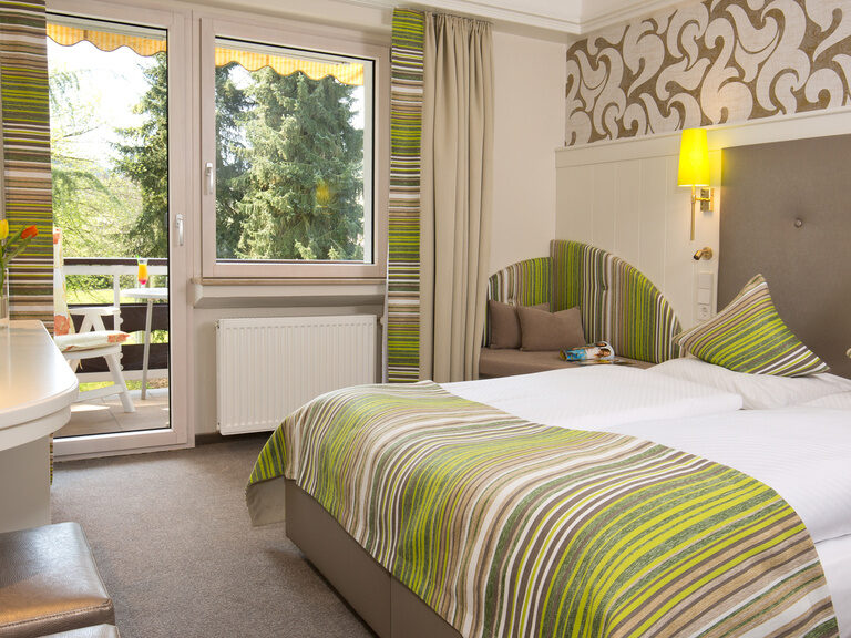 Das Standartzimmer des Wellesshotels im Schwarzwald bietet mit seinem großen Bett genügend Platz für bis zu zwei Personen