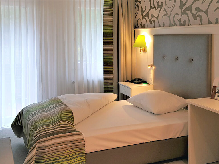 Ein stilvoll eingerichtetes Standartzimmer im Waldhotel Grüner Baum bietet Entspannung und Komfort.